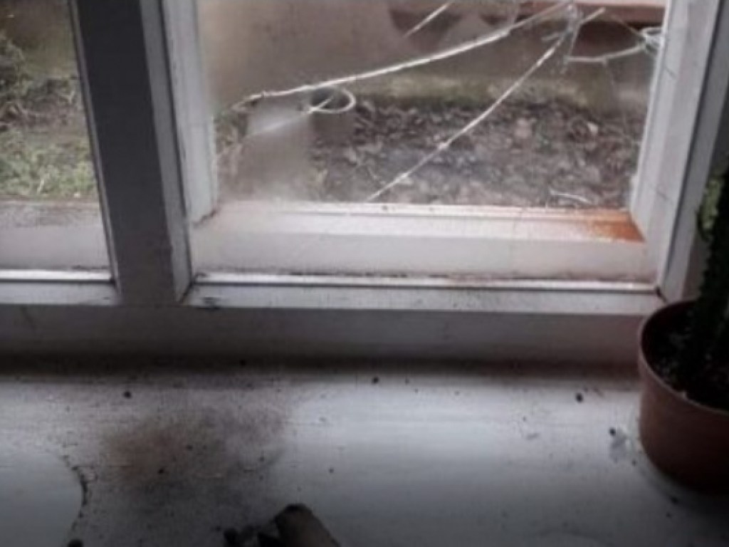 Хулиганы разбили петардой окно в квартире в Херсоне (ФОТО)