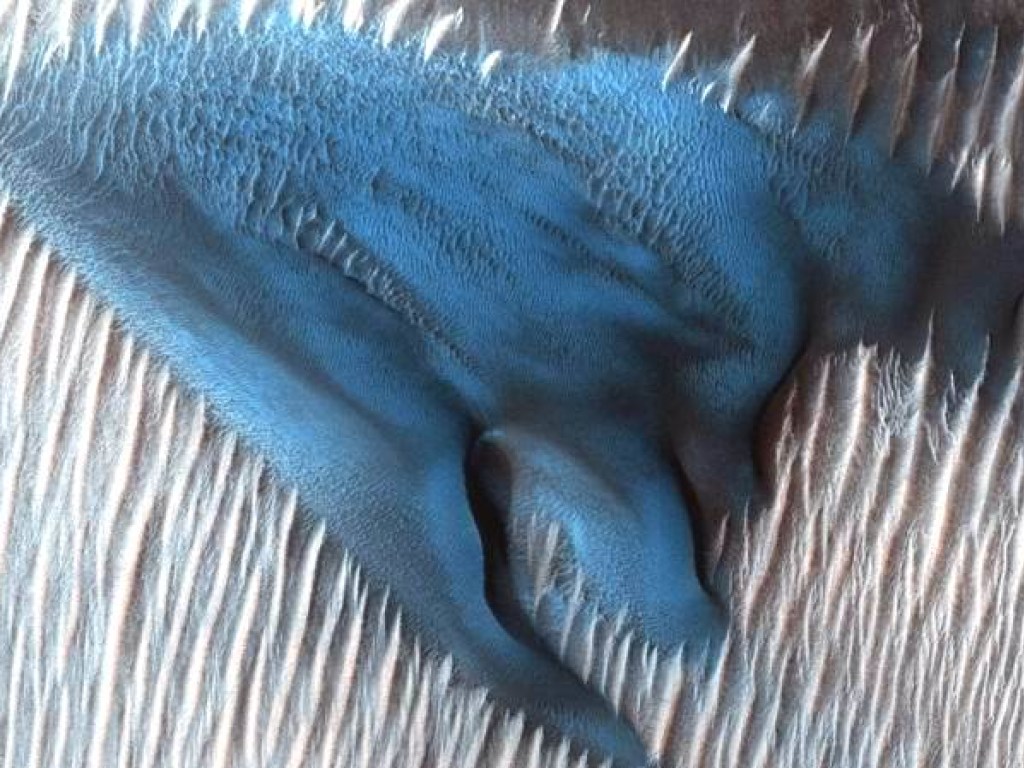 NASA опубликовало снимки аномальных синих песков на Марсе (ФОТО)