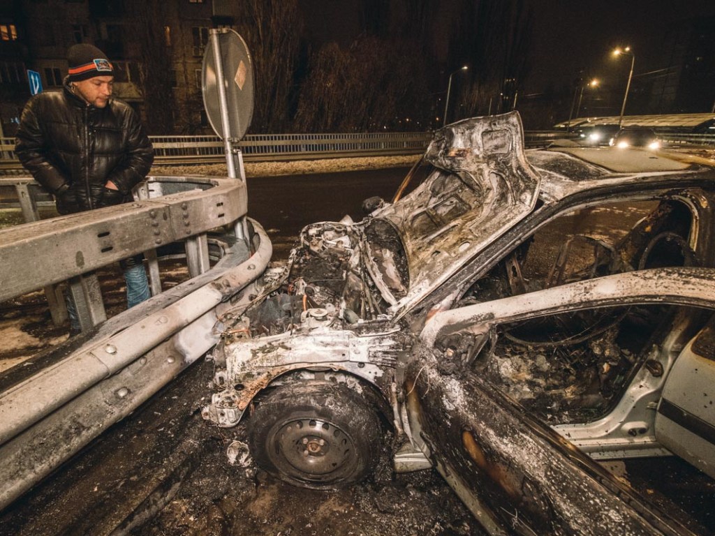 В новогоднюю ночь в Киеве Renault врезался в ограждение и сгорел: водитель бросил пассажиров и сбежал (ФОТО, ВИДЕО)