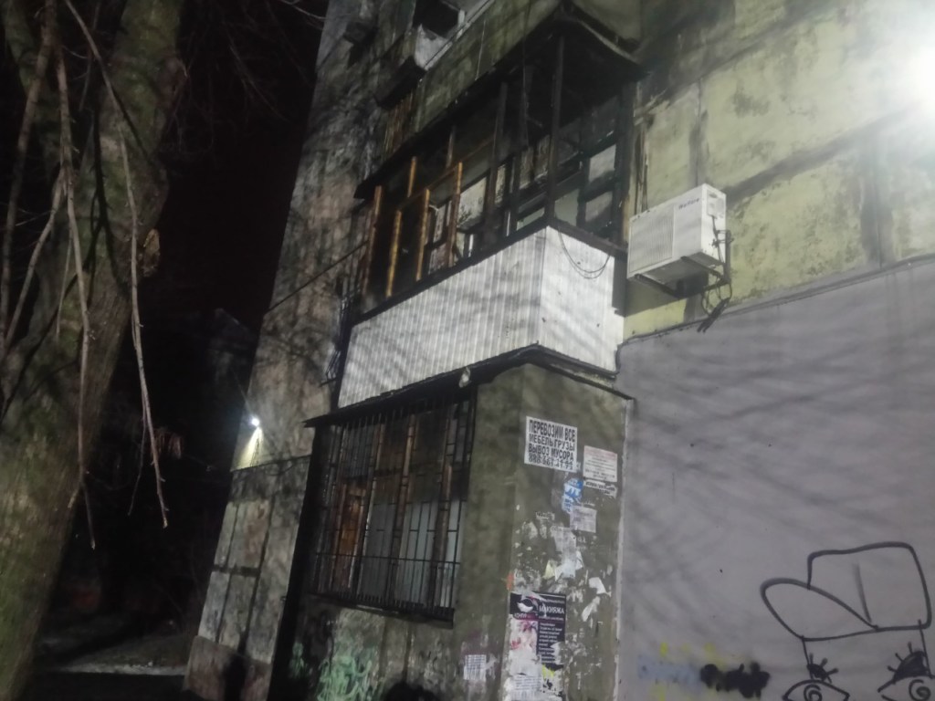 В Запорожье балкон квартиры выгорел дотла из-за петарды, брошенной с улицы (ФОТО)