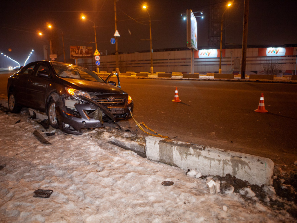 В Киеве дотла сгорели два автомобиля: на месте пожара произошло ДТП (ФОТО)