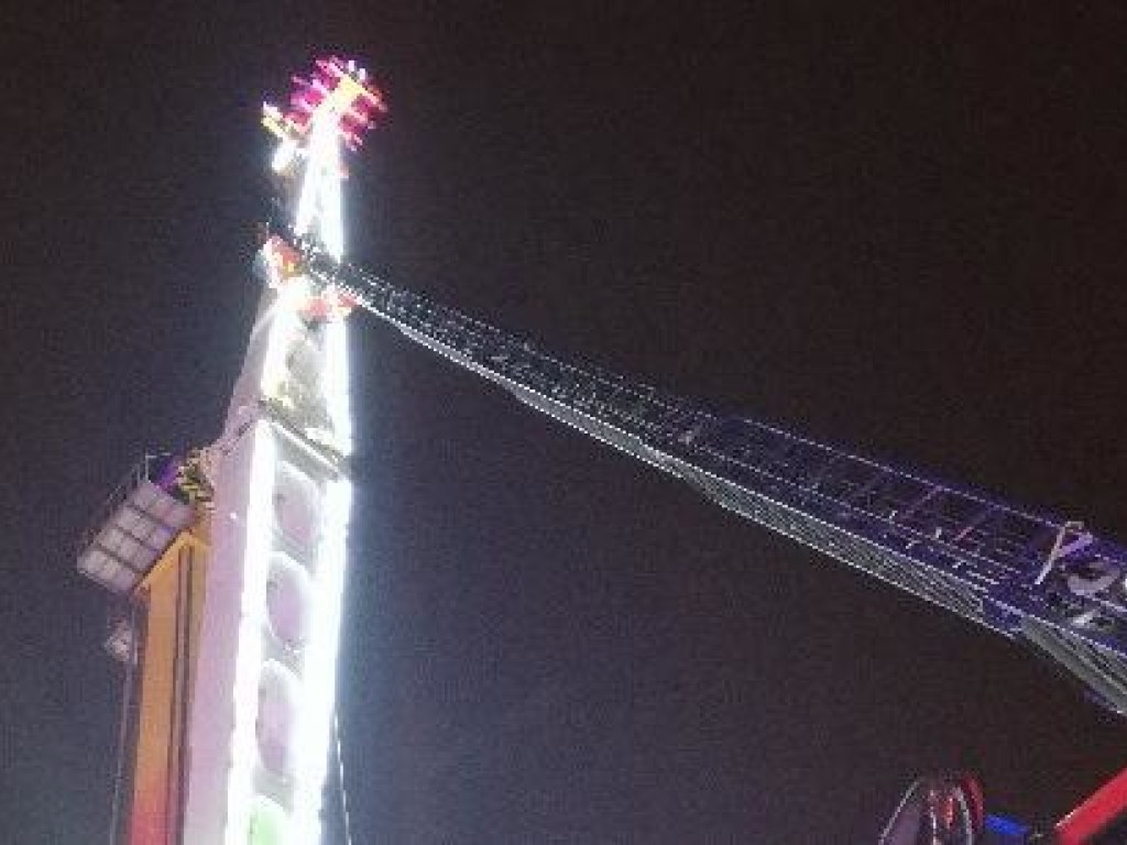 Во Франции посетители аттракциона в новогоднюю ночь застряли на высоте 60 метров (ФОТО, ВИДЕО)