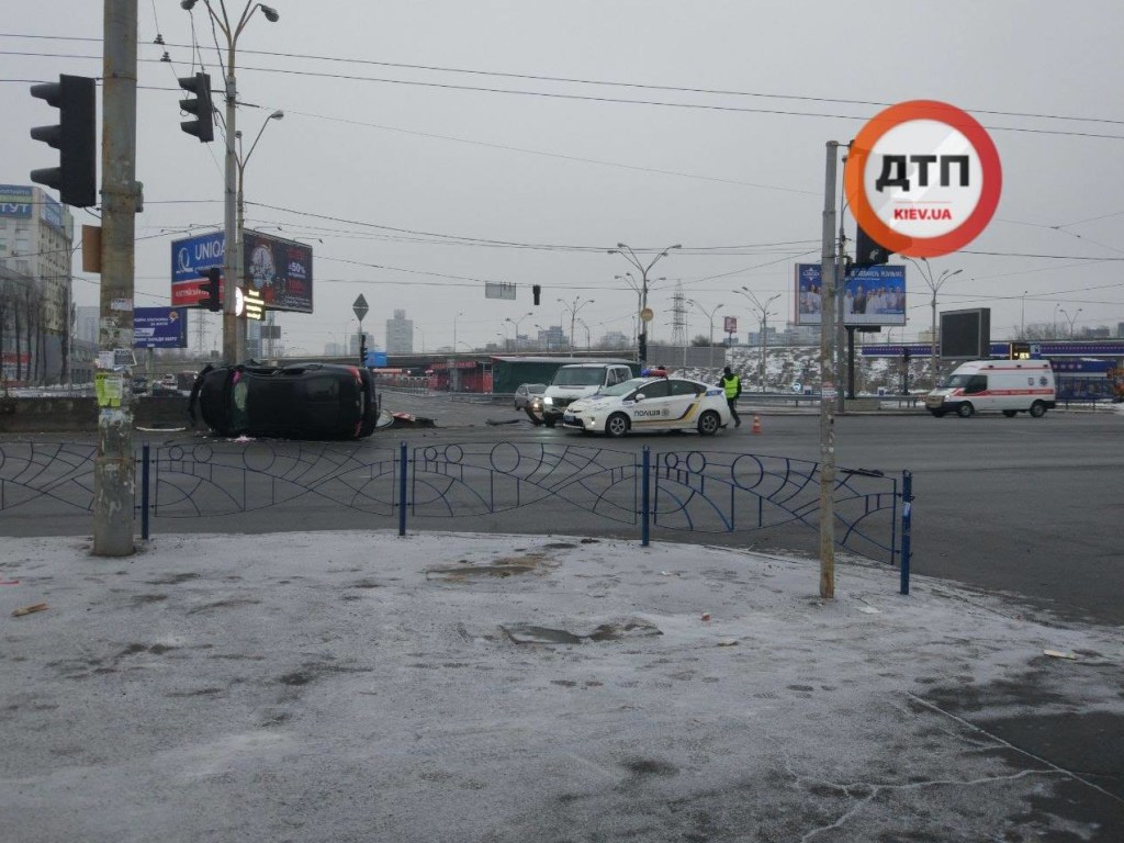 В Киеве на Петровке автомобиль вылетел на боку на тротуар (ФОТО)