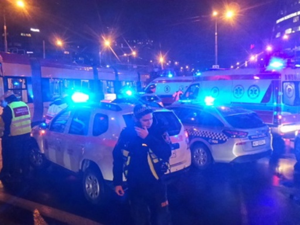 Лобовое столкновение двух трамваев произошло в Варшаве: пострадали более десяти человек (ФОТО)