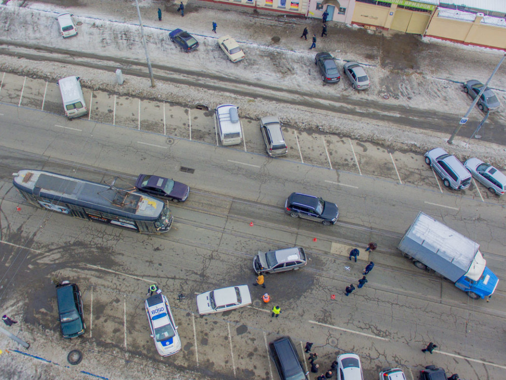 В Днепре столкнулись Skoda и ВАЗ, движение транспорта парализовано (ФОТО)