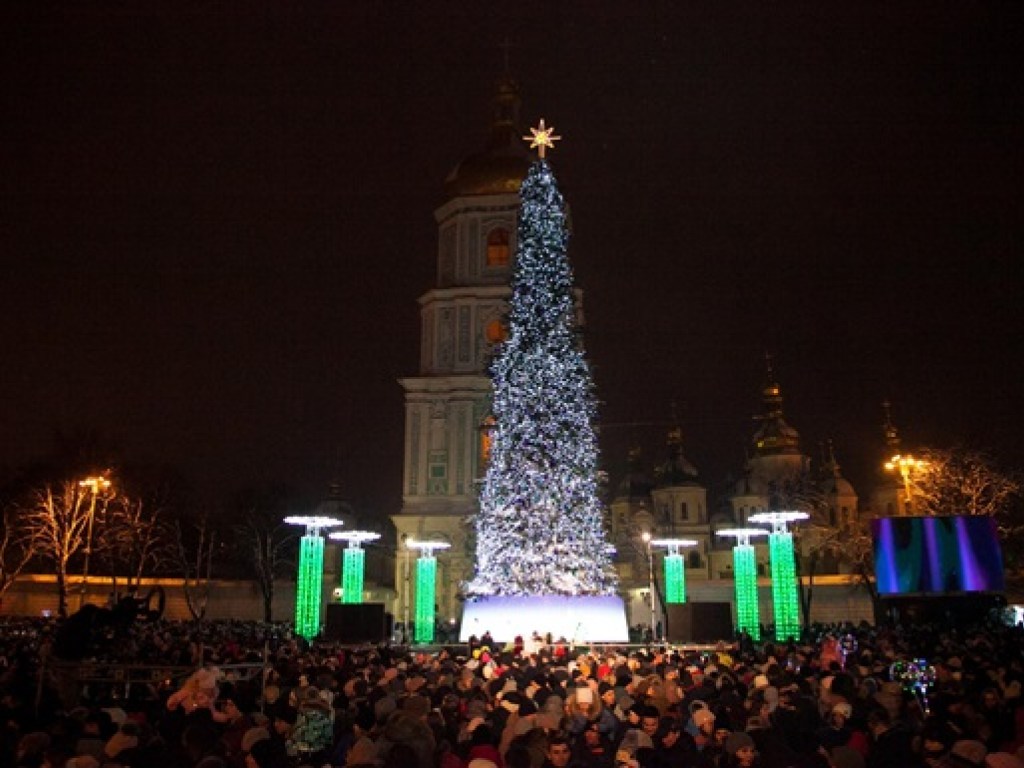 На Софийской и Контрактовой площадях в Киеве Новый год встретили 15 тысяч человек (ВИДЕО)