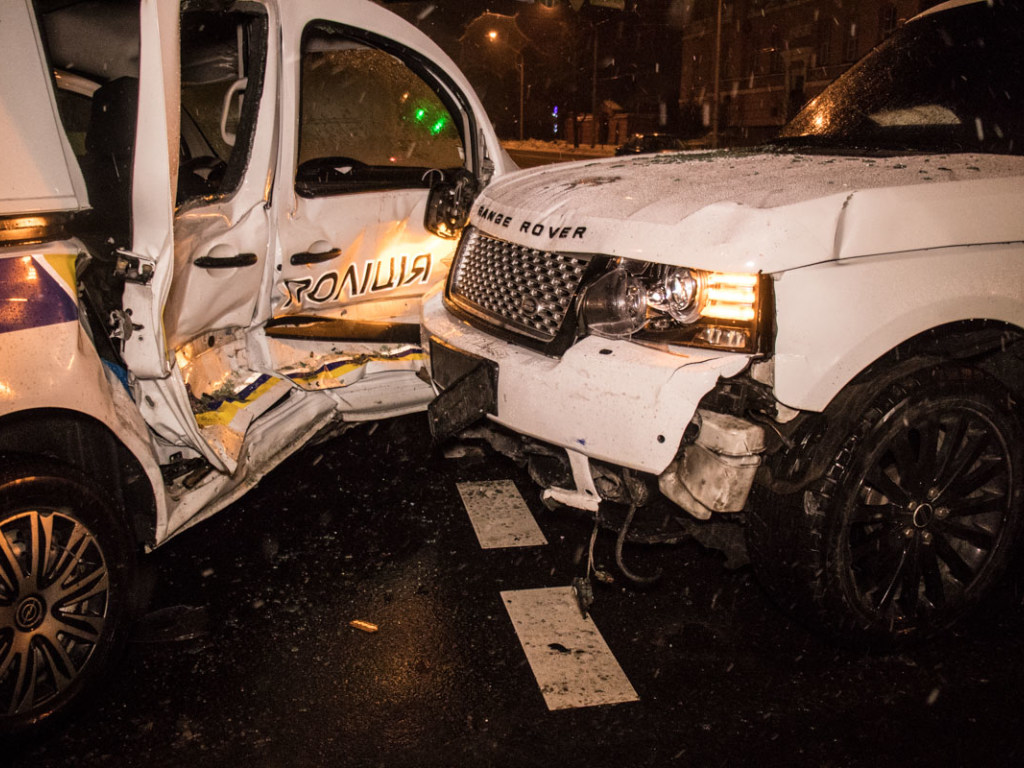 В центре Киева элитный джип влетел в авто с копами (ФОТО, ВИДЕО)