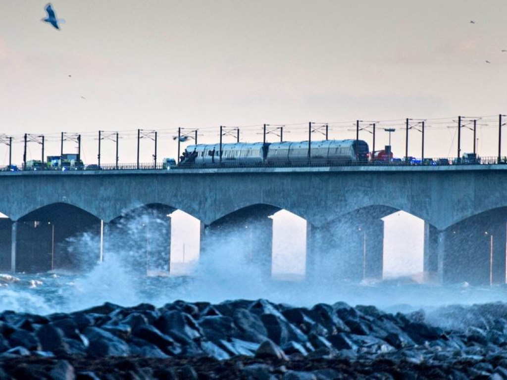 На висячем мосту в Дании произошла железнодорожная авария, есть жертвы