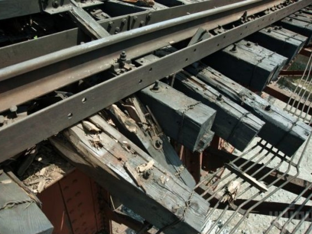 В Донецке неизвестные подорвали железнодорожный мост (ФОТО)