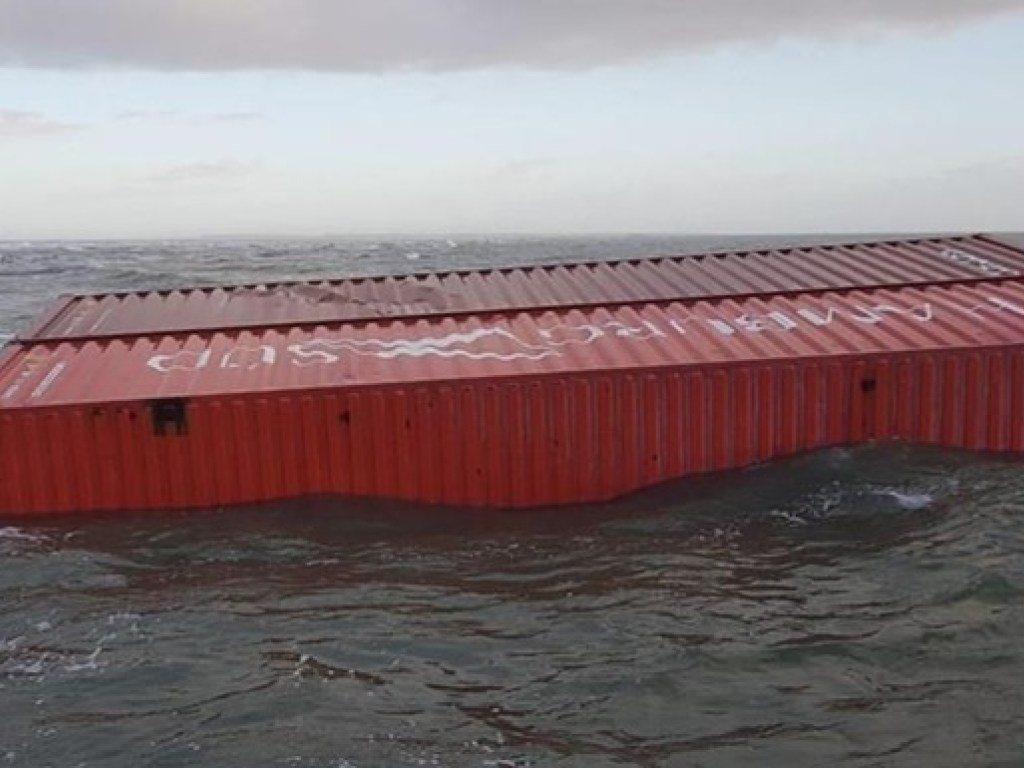 Из-за шторма в Северное море упали контейнеры с опасными химикатами (ФОТО)