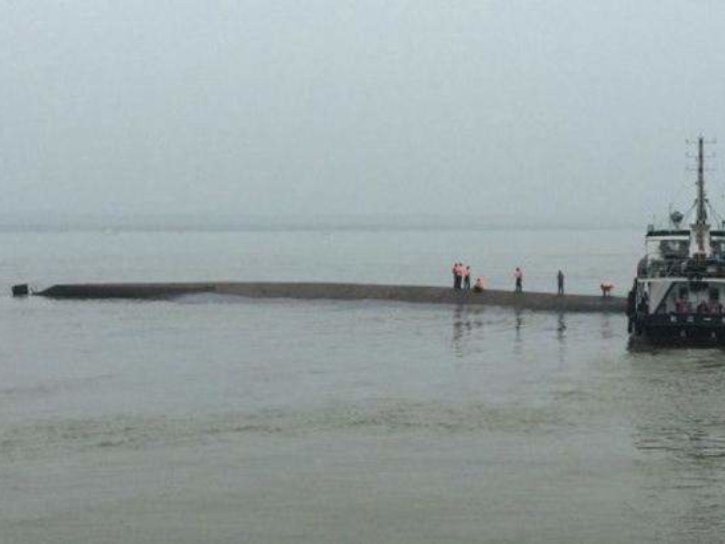 У берегов Китая тайваньский сухогруз пошел ко дну
