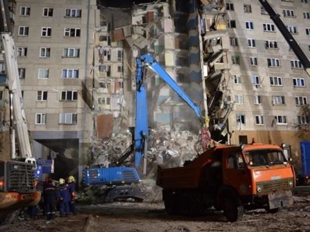 Взрыв в Магнитогорске: из-под завалов извлечено 11 тел