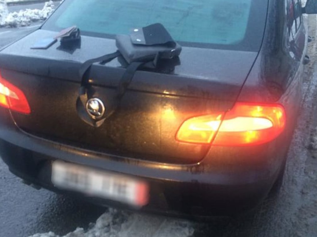 На Закарпатье водитель «евробляхи» прямо на дороге открыл стрельбу (ФОТО)