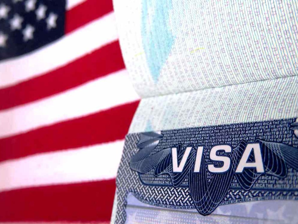 Эксперт рассказал о причинах ужесточения получения рабочих виз в США