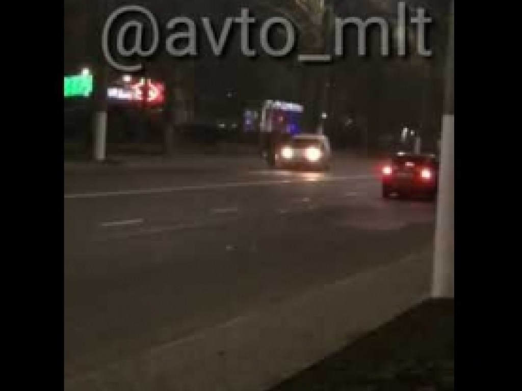 Женщина в Мелитополе бросалась под машины (ВИДЕО)