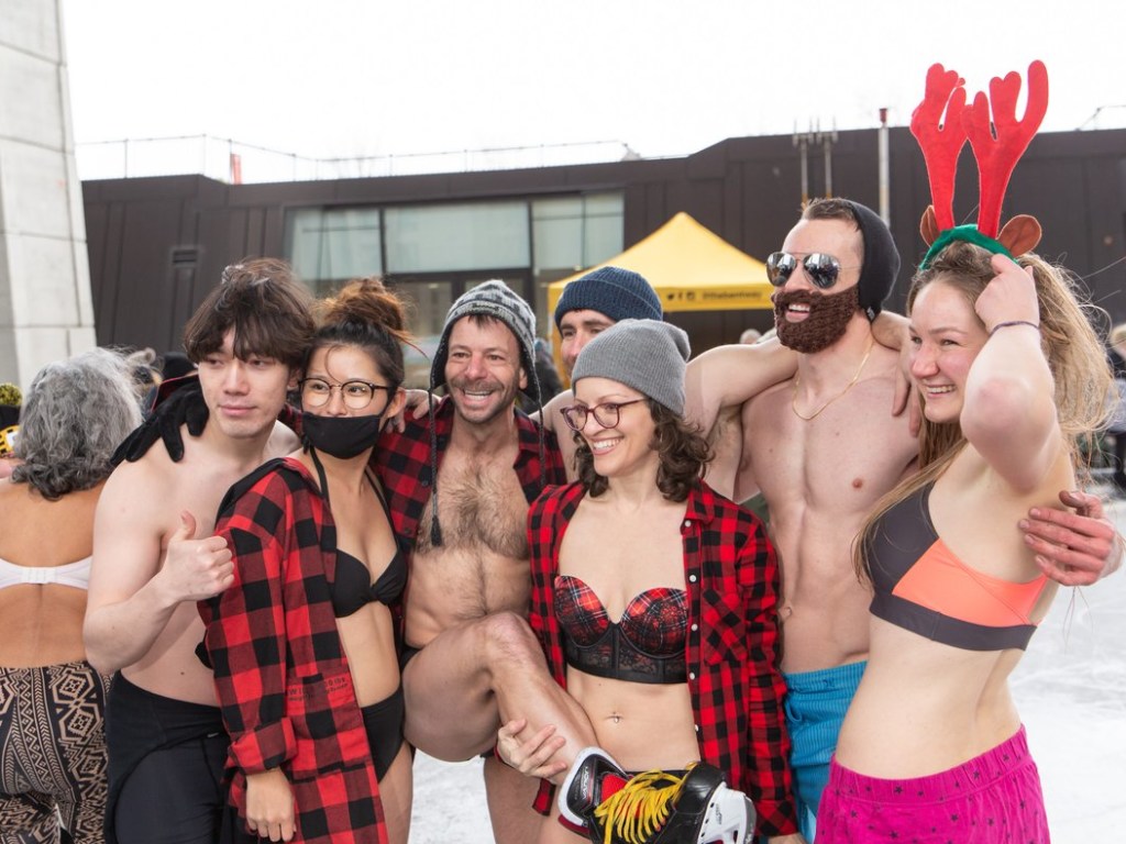 В Торонто около сотни человек вышли кататься на коньках в нижнем белье и купальниках (ФОТО)