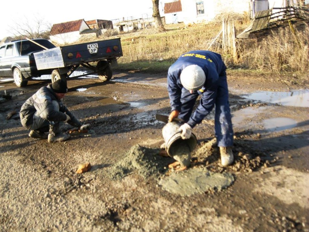 В одном из районов Запорожской области жители ремонтируют дороги собственными силами (ФОТО) 