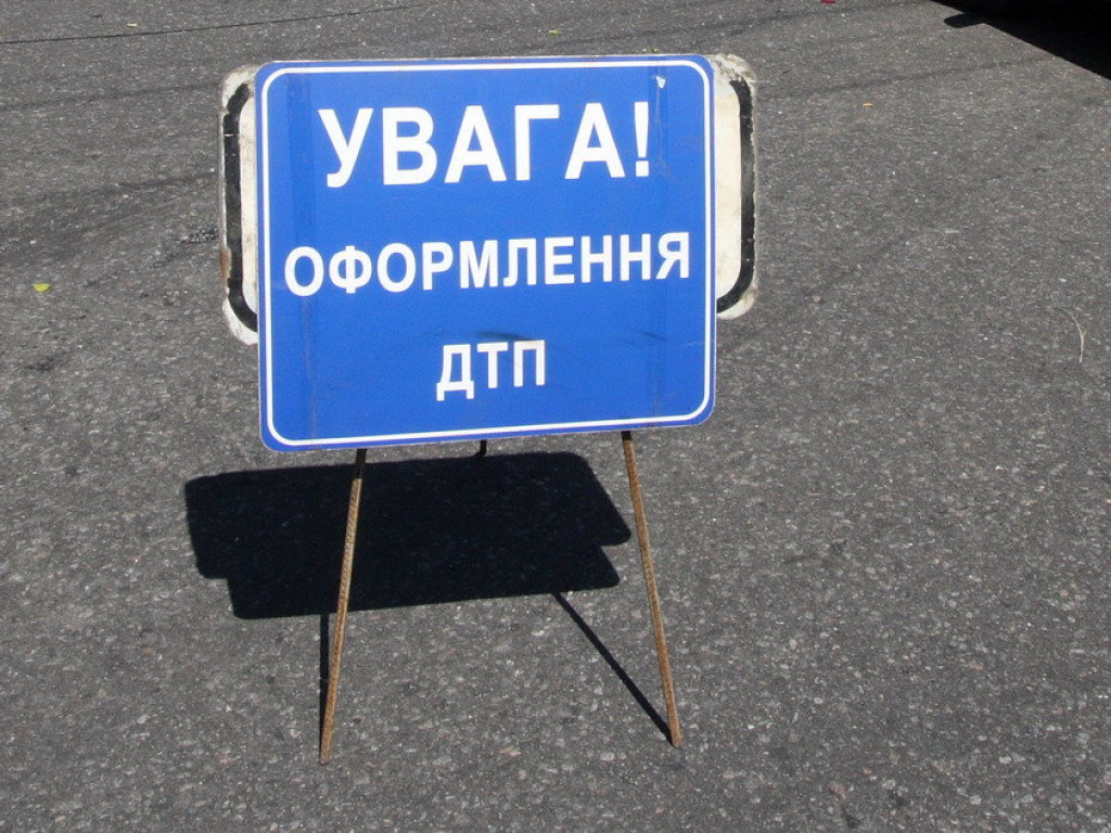 Под Киевом на дороге перевернулась машина скорой помощи (ФОТО)