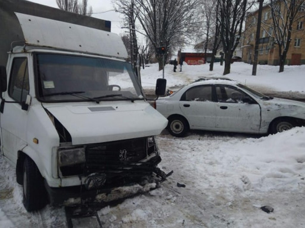 ДТП в Черкассах: дорогу не поделили Daewoo и Peugeot (ФОТО)