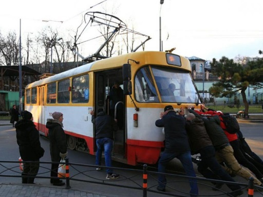 В Одессе пассажиры толкали многотонный трамвай (ФОТО)