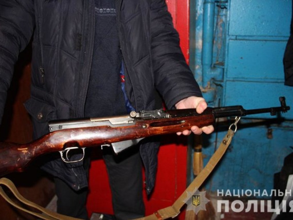 Мужчина в Чернигове угрожал полицейским оружием (ФОТО)
