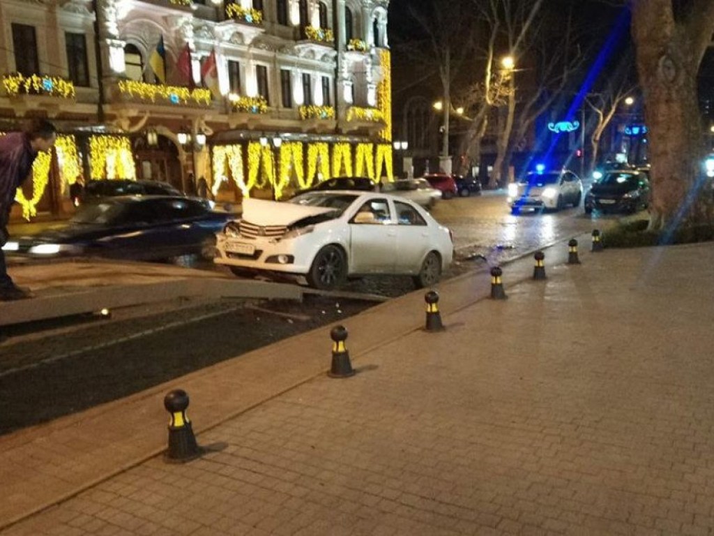 В центре Одессы пьяный водитель протаранил три припаркованные машины (ФОТО)