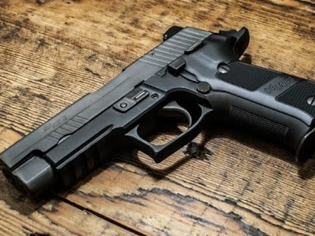 Трехлетний мальчик нашел под диваном пистолет и выстрелил в сестру