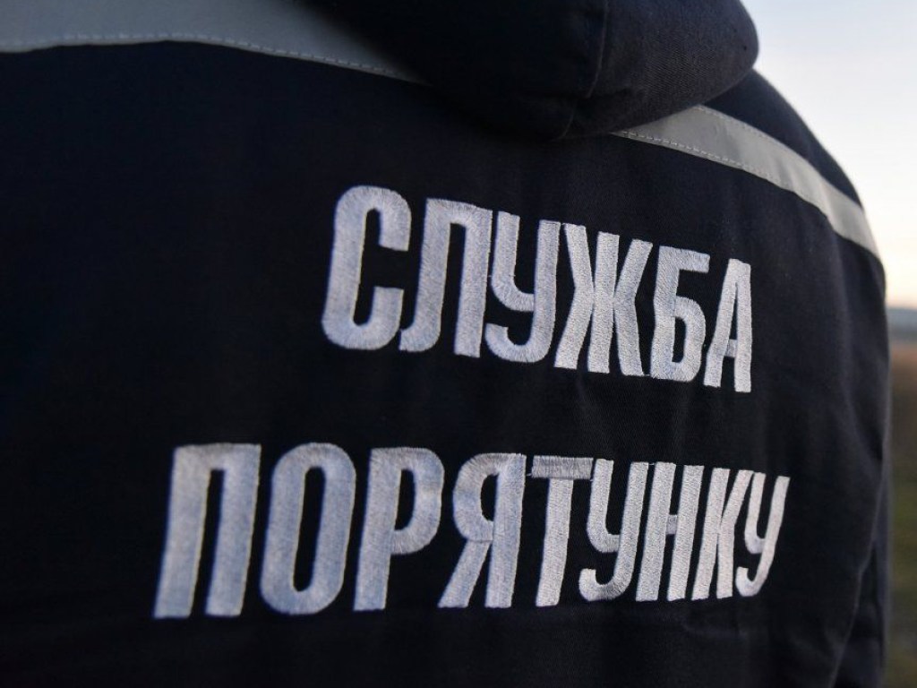 Во Львовской области бойцы ГСЧС вытащили из канавы тело мужчины