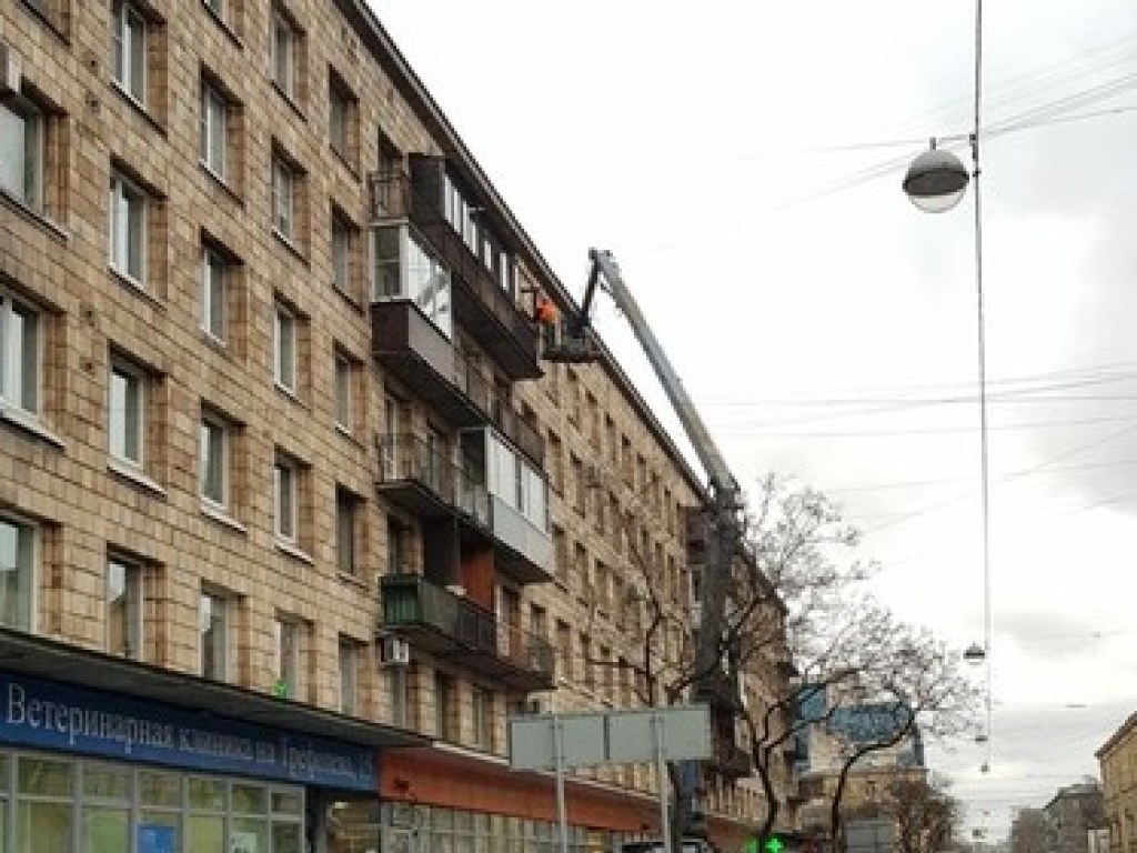 Экстремальная борьба с сосульками: В жилом доме Санкт-Петербурга снесли балконы (ФОТО)
