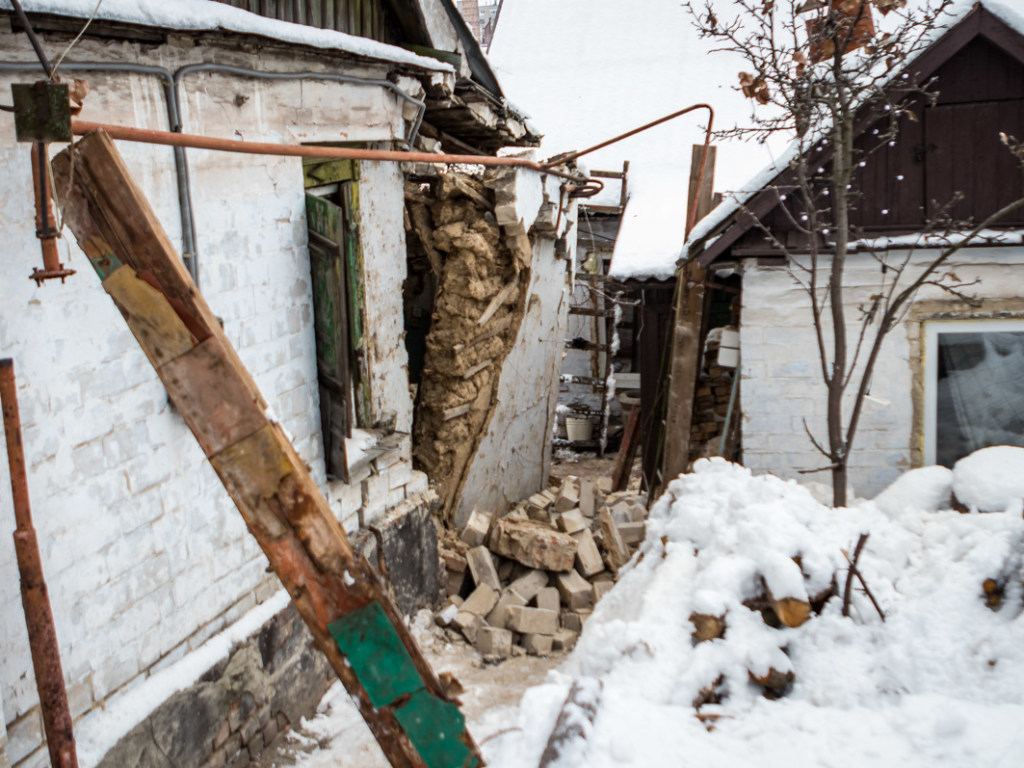 В Днепре рухнул частный дом: целая улица осталась без тепла и газа (ФОТО, ВИДЕО)