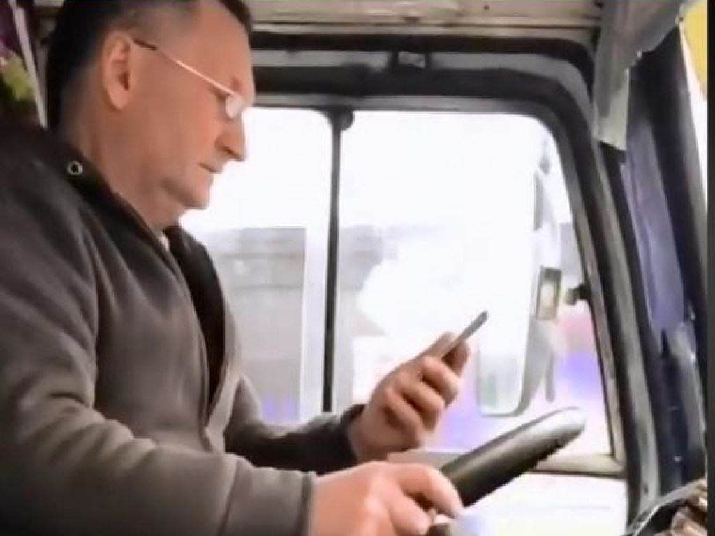 «Сидел» в телефоне за рулем: Водитель маршрутки в Ровно шокировал Сеть своим поведением (ВИДЕО)