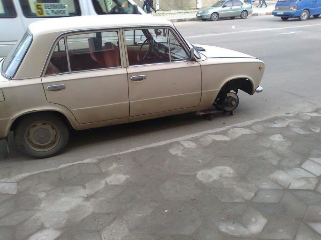 В Мелитополе на центральном проспекте украли колеса у автомобиля (ФОТО)