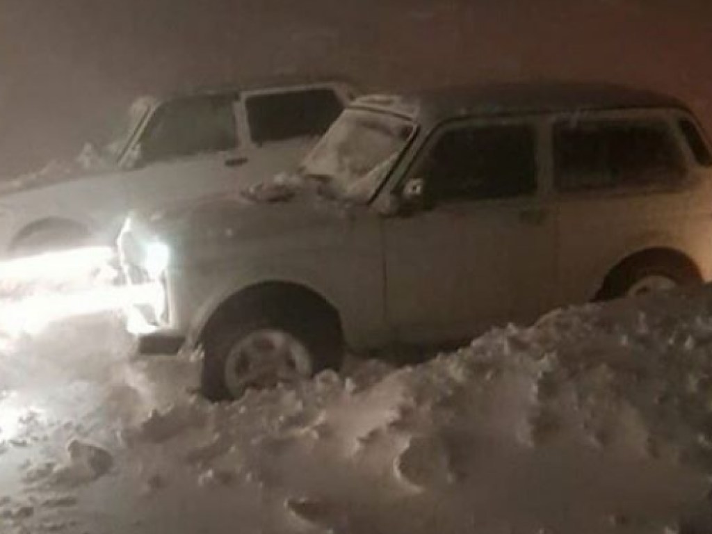 Накрыло десятки машин: в Крыму сошла мощная лавина (ФОТО)