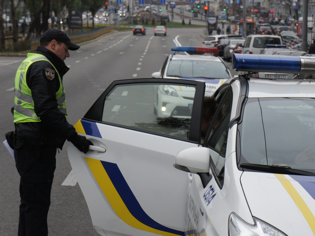 Пьяный водитель давал взятку полицейскому в Житомирской области
