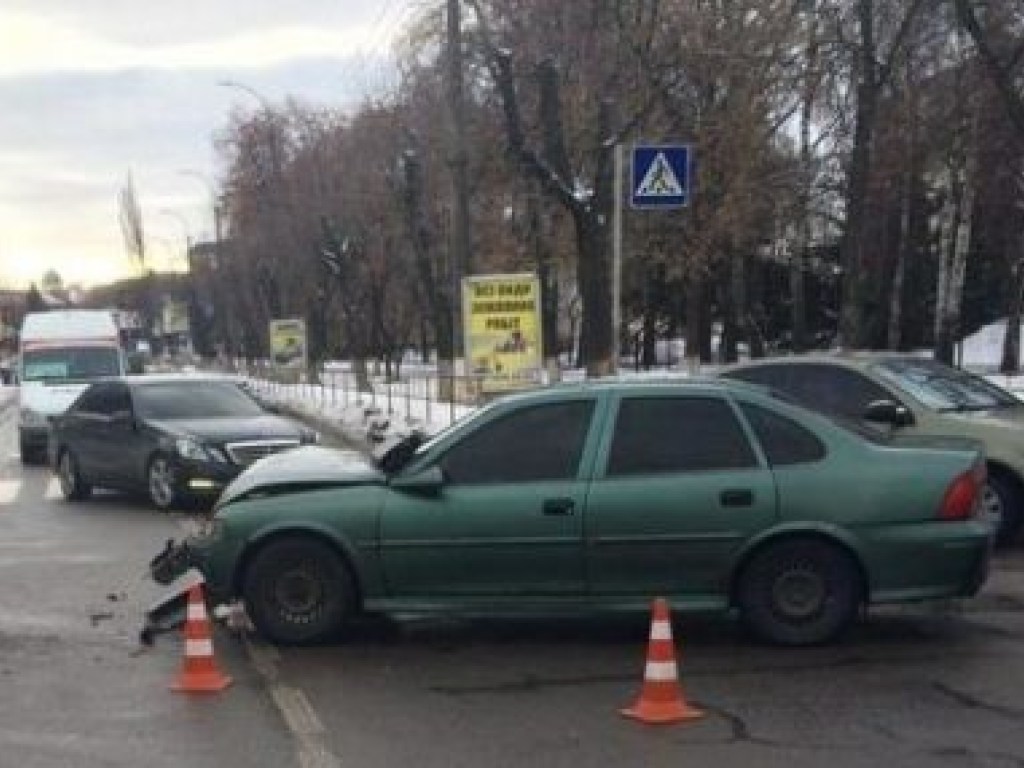 Пьяный водитель Opel Vectra устроил ДТП под Киевом, пострадали трое детей