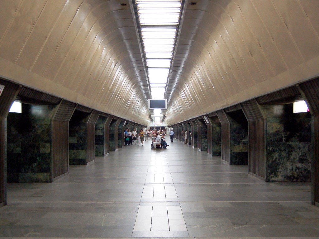 В столичном метро пьяный мужчина упал на рельсы между вагонами состава (ФОТО)
