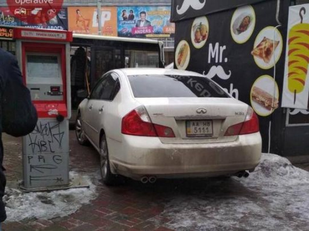 Автохам припарковал иномарку на остановку транспорта в Киеве (ФОТО)