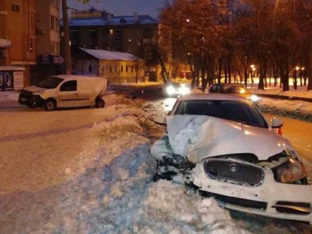 Водитель Jaguar влетел в припаркованную машину в Харькове, есть пострадавшая (ФОТО)
