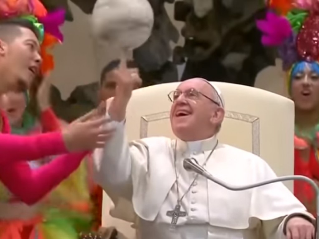 Папа Франциск покрутил мяч на пальце (ВИДЕО)