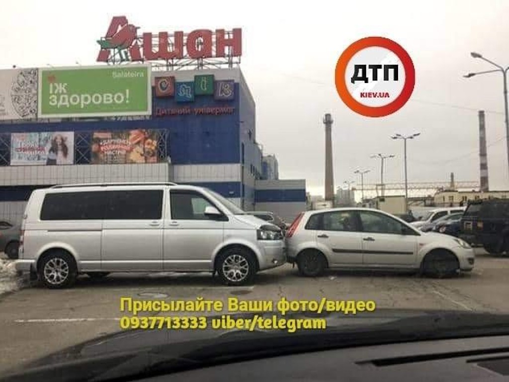 Не поставил авто на ручник: В Киеве на парковке около ТЦ «Караван» произошло ДТП (ФОТО)