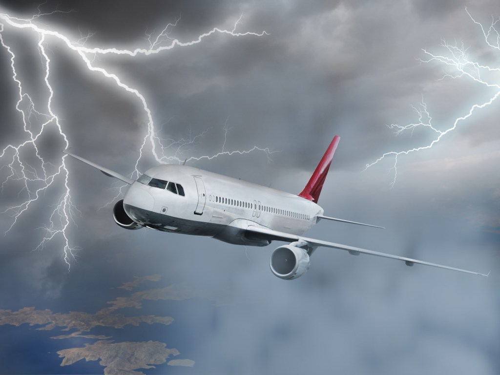 При взлете в норвежском аэропорту в польский самолет попала молния
