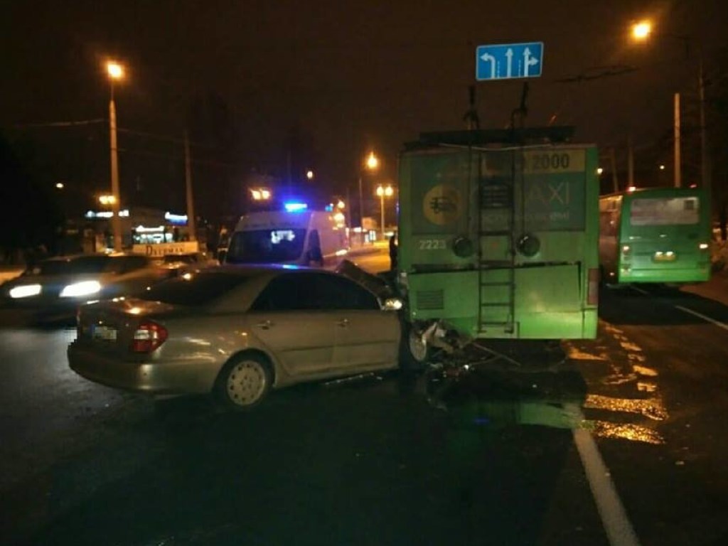 В Харькове иномарка влетела в троллейбус, есть пострадавшие