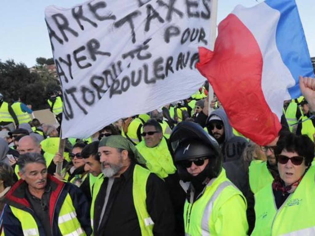 Во Франции «желтые жилеты» возобновили акции протеста: полиция применила газ (ВИДЕО)