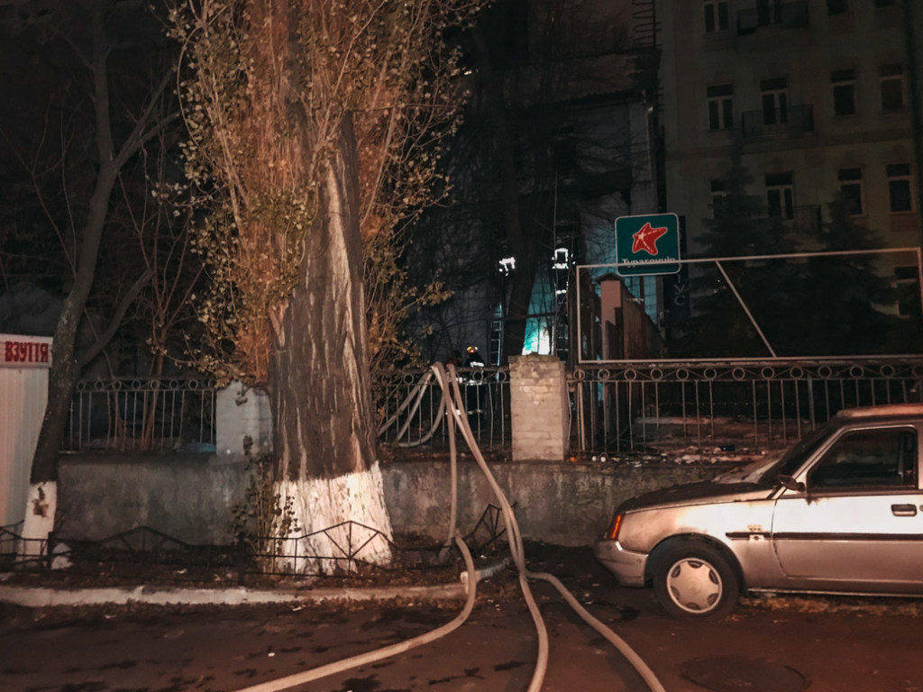 В центре Киева сгорело трехэтажное здание (ФОТО)