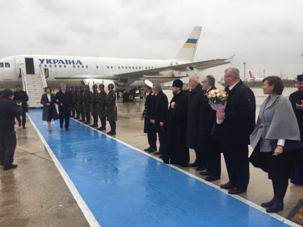 Томос для Украины: Порошенко прибыл в Стамбул (ФОТО)