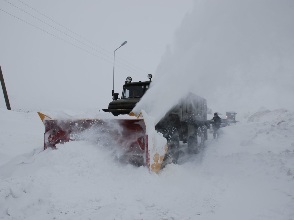 Во Львовской области спасатели освободили автобус с 57 пассажирами от снежных заносов