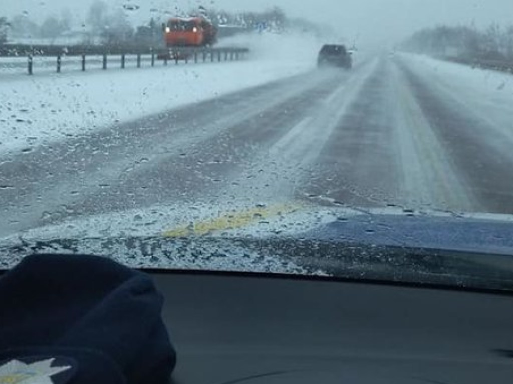 На трассе Ровно-Львов из-за снегопада остановился транспорт (ФОТО)