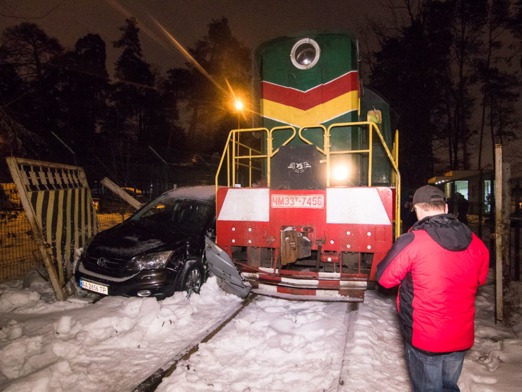 Вырвало дверь: в Святошинском районе Киева поезд сбил легковушку (ФОТО, ВИДЕО)