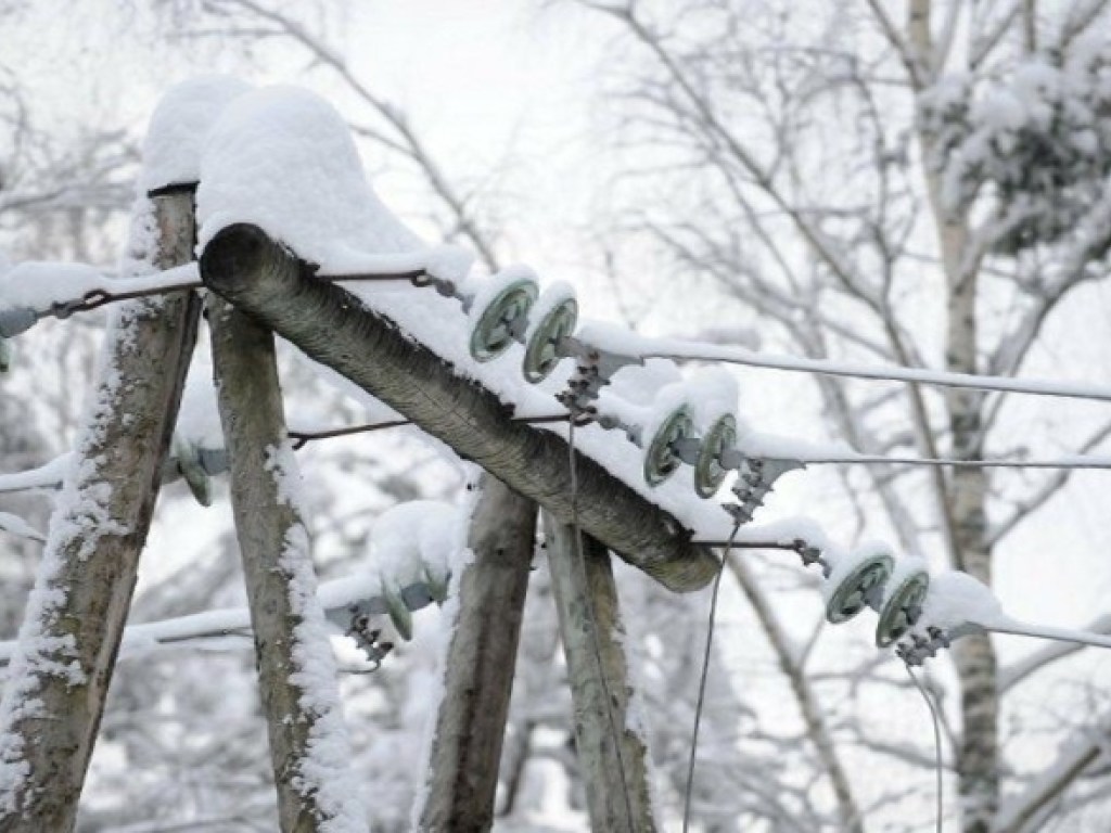 Снегопады оставили без света 13 городов и сел в Украине