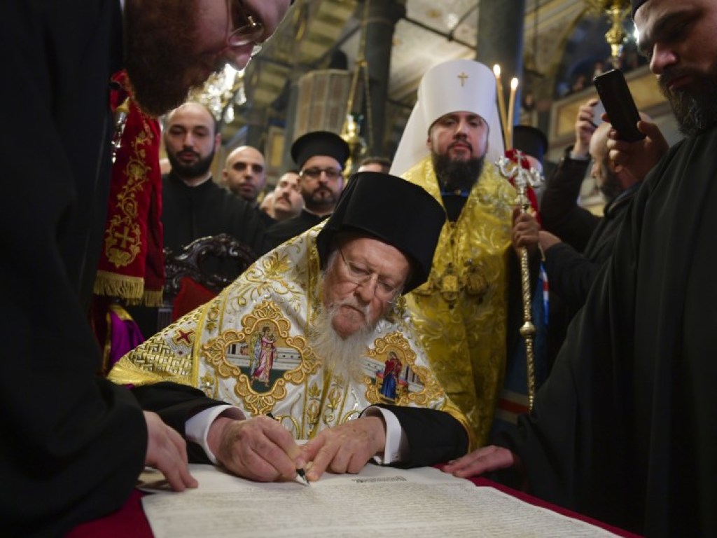 Патриарх Варфоломей подписал Томос об украинской автокефалии ПЦУ